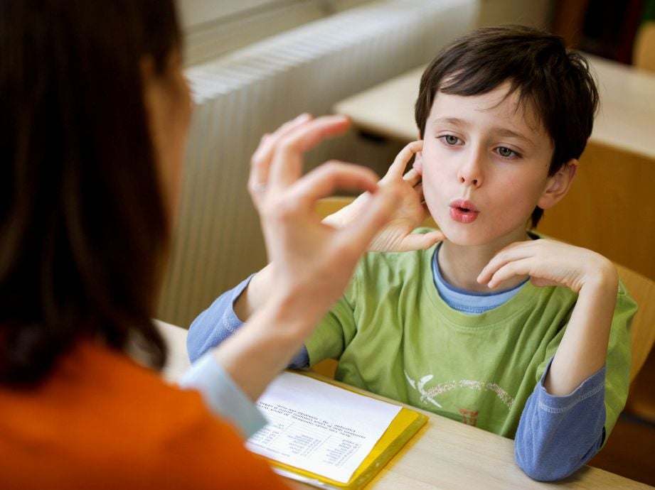 IBU bapa perlu mainkan peranan berkomunikasi dengan anak di rumah. FOTO: Sumber Google