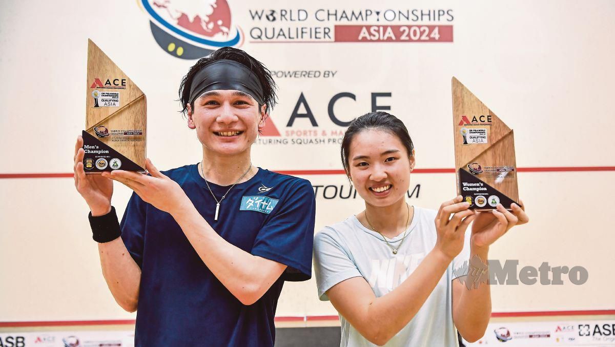 YI Wen (kanan) dan Tsukue bergambar bersama trofi selepas muncul juara kategori wanita dan lelaki di Kelayakan Kejohanan Skuasy Dunia Zon Asia, semalam. FOTO BERNAMA 