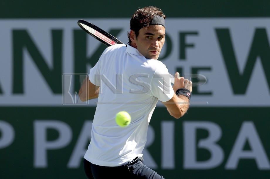AKSI Federer membalas hantaran Edmund  di Indian Wells, California. - FOTO AFP