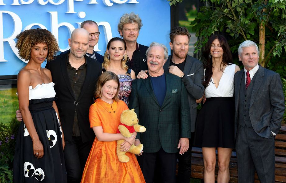 BARISAN pelakon yang menjayakan filem Christopher Robin. Foto AFP 
