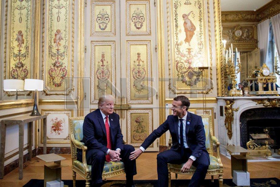 Donald Trump dan Presiden Perancis Emmanuel Macron berjumpa di Elysee di Paris, Perancis. Foto REUTERS