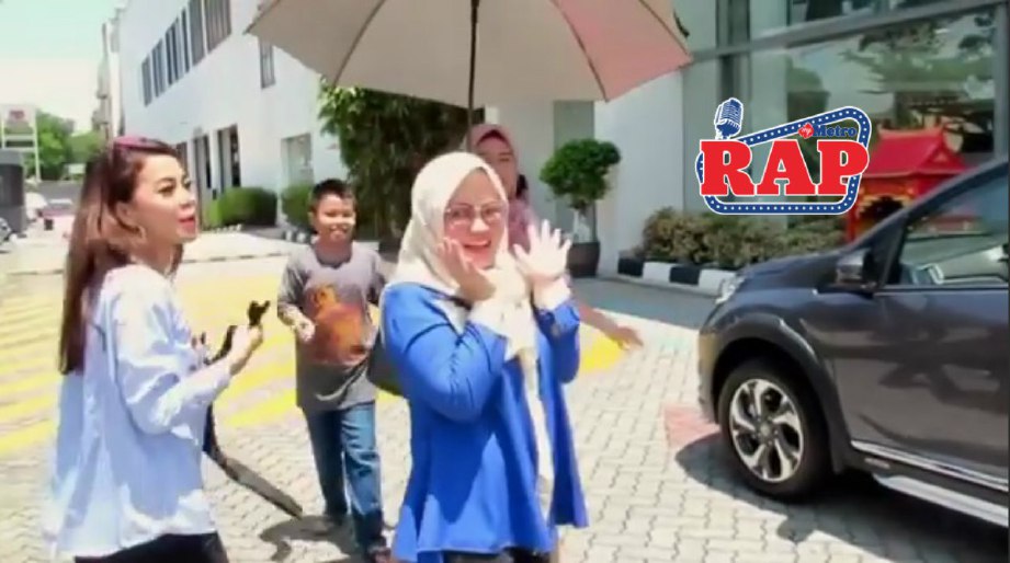 PAPARAN skrin video ketika Wani Kayrie menghadiahkan Honda BRV kepada ibunya, Rukiah Kalapukong. Foto INSTAGRAM Wani Kayrie 