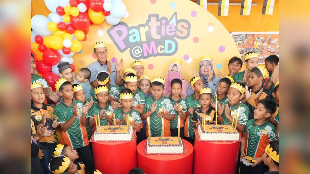 McDonald’s Malaysia mengunjungi Rumah Yayasan An-Nur Maisarah, Chemor, Perak bagi meneruskan komitmennya untuk memberi keceriaan kepada 12,000 kanak-kanak dari 400 rumah kebajikan sempena Program Bulan Komuniti. - FOTO McDonald’s Malaysia
