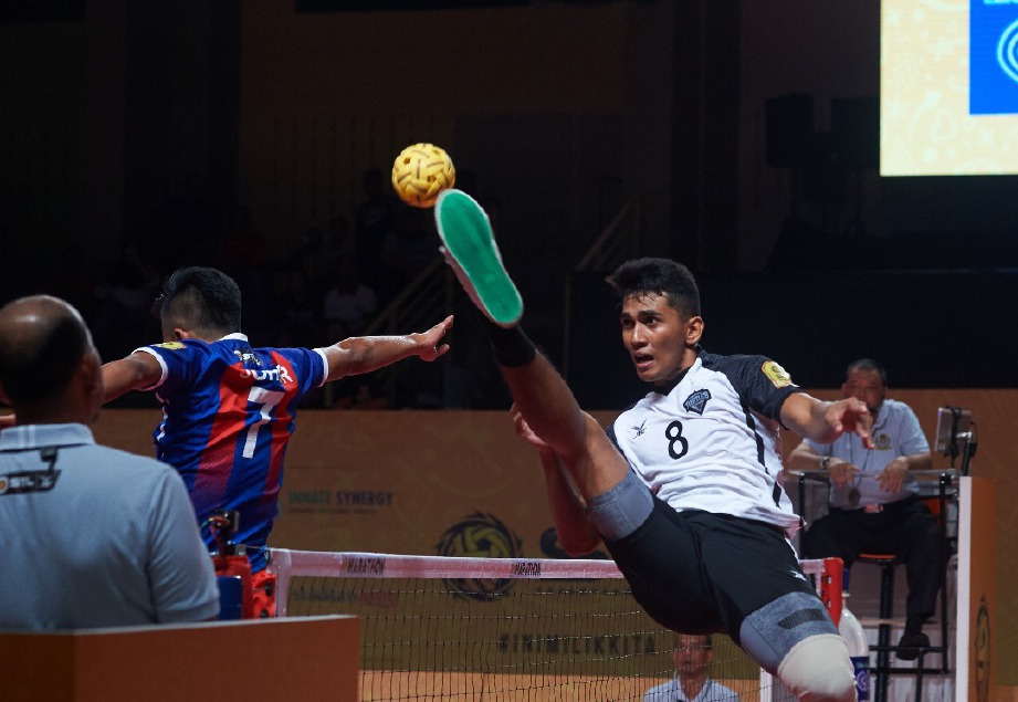 LIBASAN pemain Terengganu Turtles cuba dihadang pemain Johor Tigris pada saingan STL Premier.