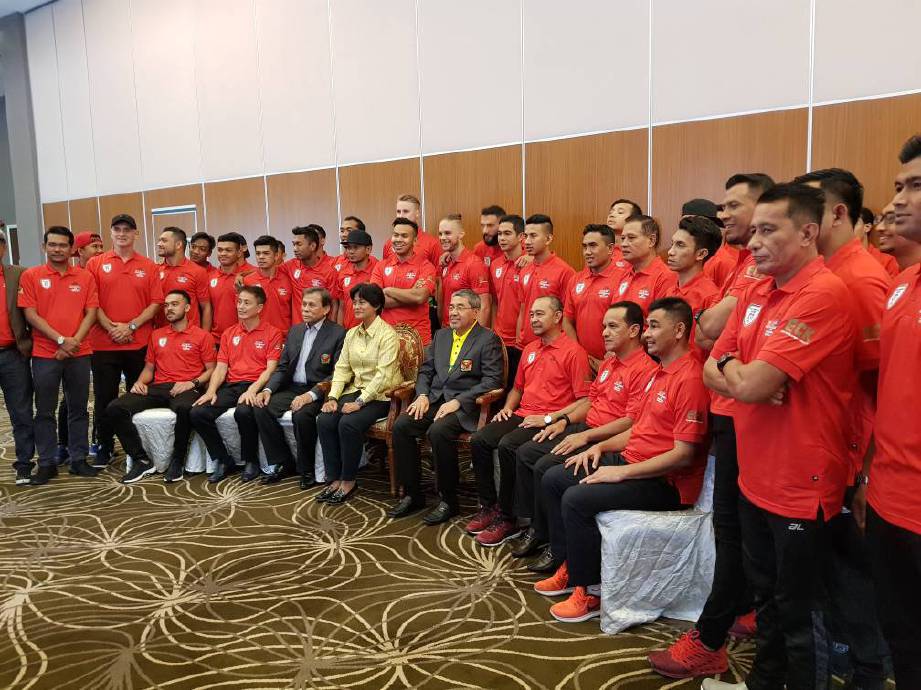 TUNKU Puteri Intan Safinaz Almarhum Sultan Abdul Halim (duduk, tengah) bersama pasukan Kedah ketika jamuan makan tengahari sebelum aksi final Piala Malaysia bertemu JDT, Sabtu lalu. - FOTO/FIRDAUS HASHIM  