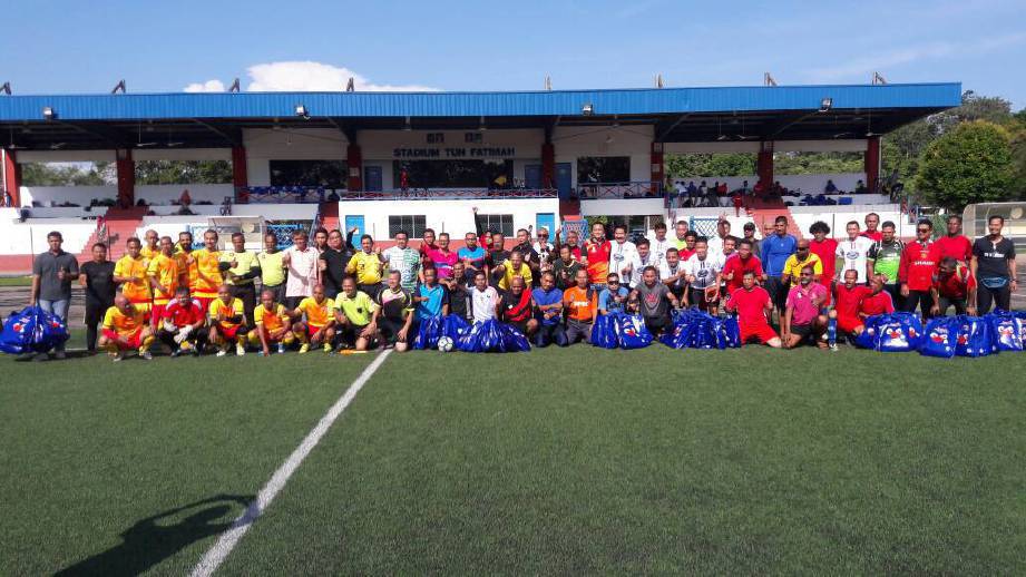 PEMAIN yang menyertai Kejohanan Bola Sepak Veteran Piala Timbalan Presiden FAM bergambar kenangan.