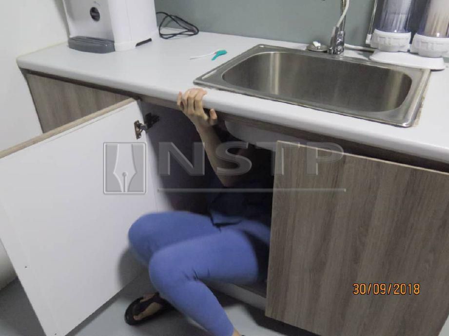 WANITA warga asing dijumpai bersembunyi dalam kabinet bawah sinki ketika pemeriksaan anggota imigresen di premis pusat refleksologi dalam Ops Mega 3.0 di Taman Pekan Baru, Sungai Petani, malam tadi. FOTO Ihsan JIM Kedah
