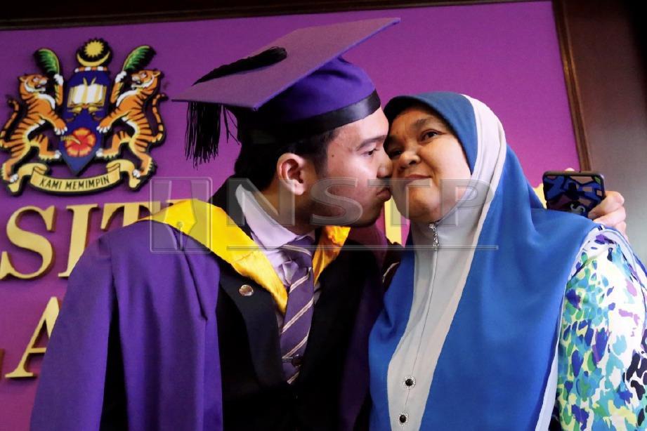 MOHD Hazim Abdul Manaf, 23,  (penerima anugerah pingat emas Naib Canselor) mencium ibunya Norezah Othman, 52,  di majlis upacara konvokesyen ke-56 Universiti Sains Malaysia, di Bangunan Canselor, Universiti Sains Malaysia, Pulau Pinang. FOTO Ramdzan Masiam