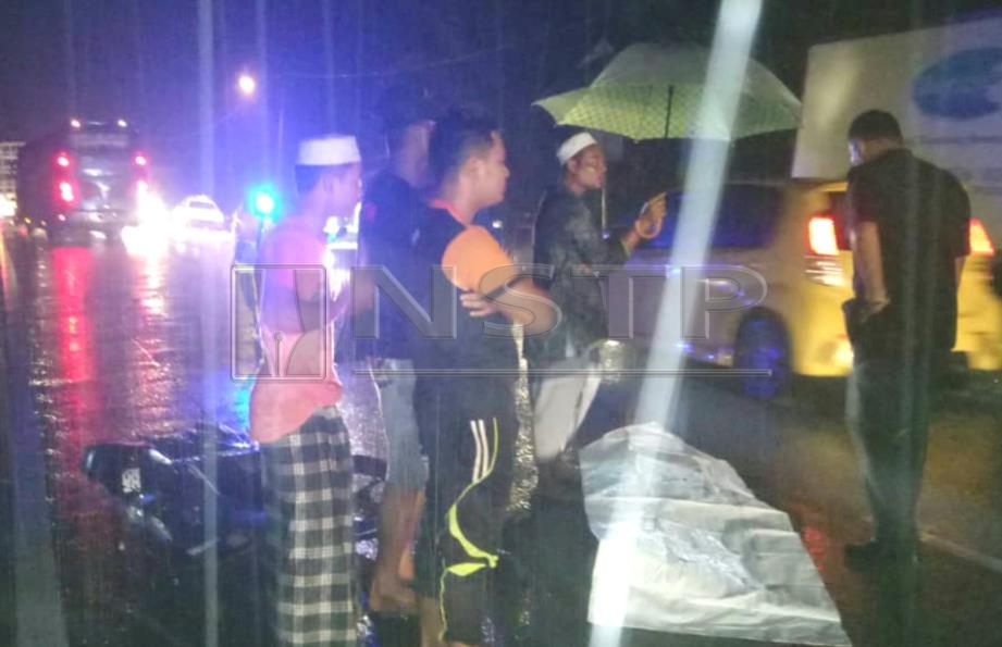 KEMALANGAN di Kilometer 50 Jalan Kuala Terengganu - Kota Bharu, malam tadi mengorbankan seorang mekanik, Mohd Afiq Luqman Mahmad Azan, 22, manakala seorang lagi parah. FOTO Ihsan Pembaca