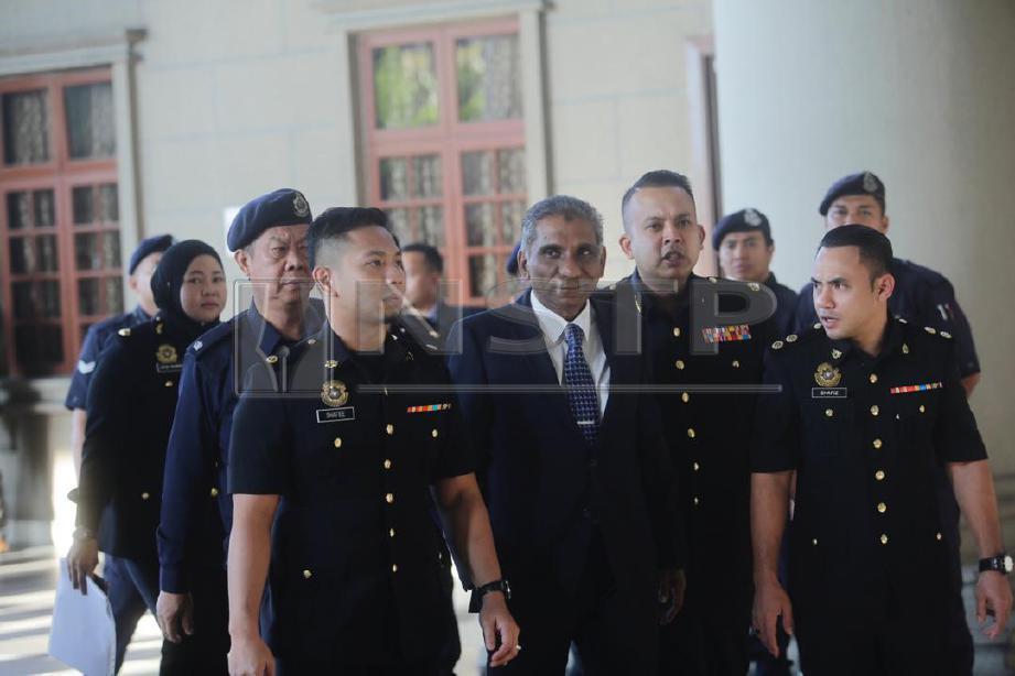 BEKAS Ketua Setiausaha Perbendaharaan, Tan Sri Mohd Irwan Serigar Abdullah tiba di Kompleks Mahkamah Kuala Lumpur atas tuduhan kes pecah amanah yang dilakukan membabitkan wang milik Kerajaan Malaysia. FOTO Syarafiq Abd Samad