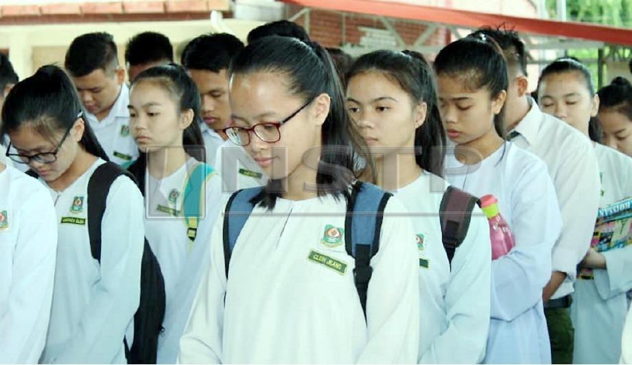 CALON Sijil Pelajaran Malaysia (SPM) di Sekolah Menengah Kebangsaan (SMK) Tun Fuad Stephens, Kiulu berdoa mengikut kepercayaan masing-masing sebelum menduduki peperiksaan. FOTO Recqueal Raimi