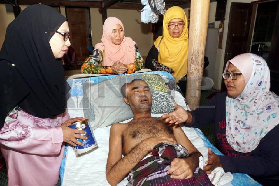NASIB yang menimpa Zakaria Othman, 43, yang terlantar akibat kanser otak tahap empat  mendapat perhatian daripada Persatuan Sukarelawan Kanser (SCM) Kedah yang membantu menyumbangkan lampin pakai buang dan susu. FOTO Noorazura Abdul Rahman