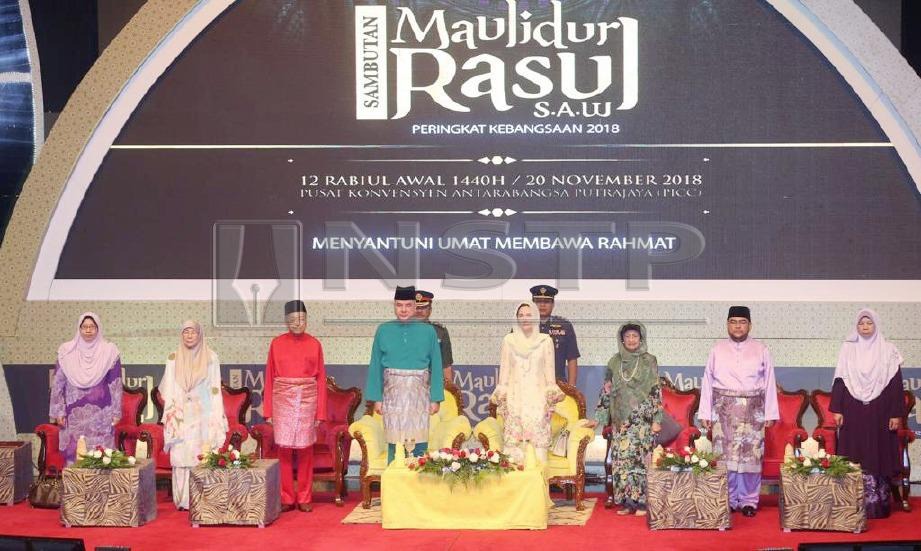 Timbalan Yang di Pertuan Agong, Sultan Nazrin Muizzuddin Shah bersama Permaisuri Tuanku Zara Salim berkenan hadir sempena Majlis Sambutan Maulidur Rasul Peringkat Kebangsaan Tahun 1440H/2018M yang bertemakan Menyantuni Umat Membawa Rahmat di Pusat Konvensyen Antarabangsa Putrajaya (PICC), turut di hadir Perdana Menteri, Tun Mahathir Mohamad,Timbalan Perdana Menteri, Datuk Seri Wan Azizah Wan Ismail, Menteri di Jabatan Perdana Menteri, Datuk Dr Mujahid Yusof Rawa, Ketua Pengarah Jabatan Kemajuan Islam Malaysia (JAKIM) dan Datuk Mohamad Nordin Ibrahim. FOTO Mohd Yusni Ariffin