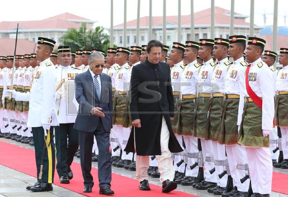 PERDANA Menteri, Tun Mahathir Mohamad mengiringi Perdana Menteri Pakistan, Imran Khan membuat pemeriksaan kawalan hormat di Bangunan Perdana Putra, Putrajaya. FOTO Ahmad Irham Mohd Noor