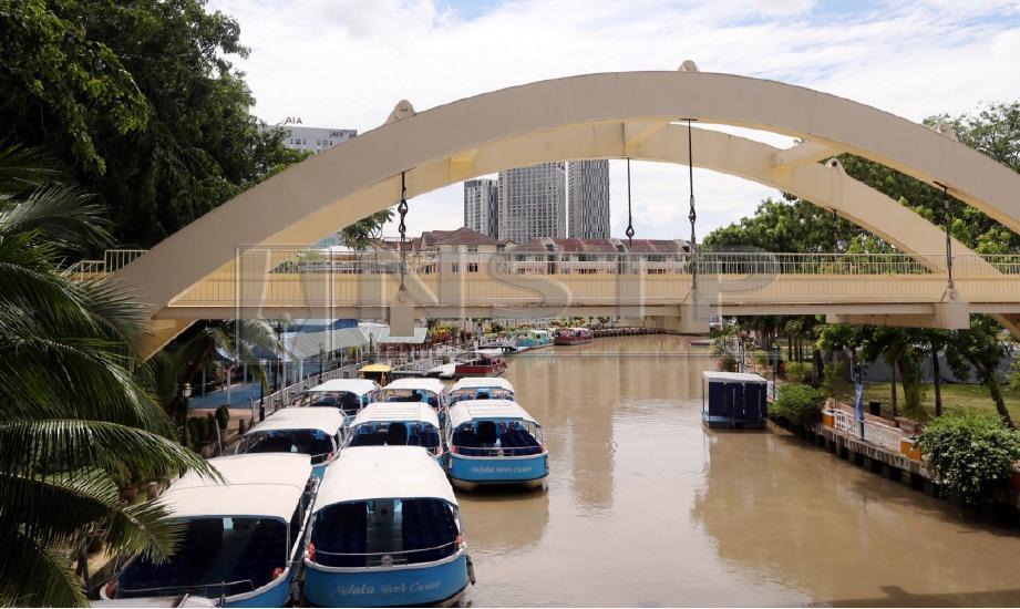 PERKHIDMATAN bot pelancongan, Melaka River Cruise dihentikan sementara waktu berikutan paras air tinggi dan arus deras Ketika tinjauan di Sungai Melaka. FOTO Rasul Azli Samad