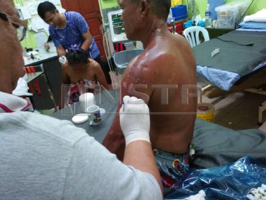 SEBAHAGIAN mangsa kebakaran rumah panjang yang cedera akibat melecur mendapatkan rawatan selepas dikejarkan ke Klinik Julau. FOTO Khalid Latip