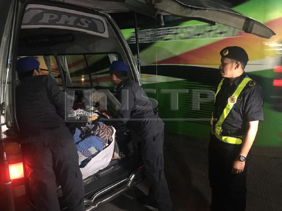 PENGARAH JPJ Kedah, Ismasuhaimi Shariff (kanan) melihat anggota penguat kuasa memeriksa barangan dalam sebuah kenderaan yang ditahan dalam operasi Ops Khas JPJ di pintu sempadan. FOTO Zuliaty Zulkiffli