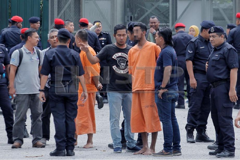 BEBERAPA suspek yang ditahan berhubung insiden kekecohan dibawa ke lokasi kejadian bagi membantu siasatan di Kuil Sri Maha Mariamman di USJ 25, Subang Jaya. FOTO Aizuddin Saad