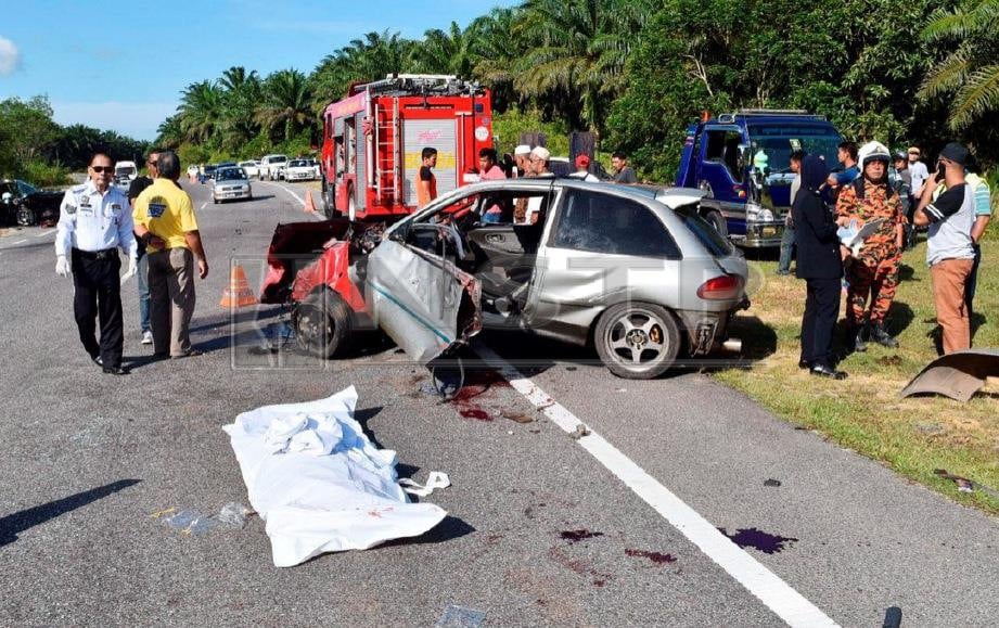 KEADAAN kereta Proton Satria  yang terbabit dalam kemalangan dengan kereta Honda Civic di Kilometer 12.3, Jalan Paka-Bandar Al Muktaffi Billah Shah AMBS,  dekat Ketengah Jaya yang mengorbankan dua pemandu kereta, hari ini. FOTO Rosli Ilham