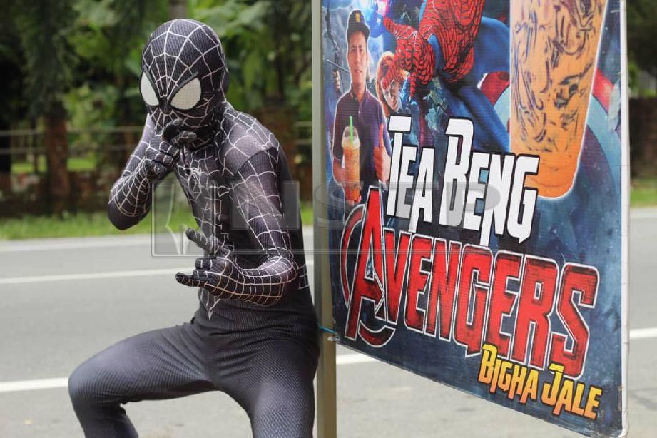 GELAGAT Spiderman 'Pasir Puteh' Muhammad Syafiq Shazwan Mohd Saupi, 16 ketika menjual air teh ais di gerai Teh Beng Avengers Bigha Jale di Jalan Kelubi, Pasir Puteh-Kota Bharu. FOTO Nor Amalina Alias