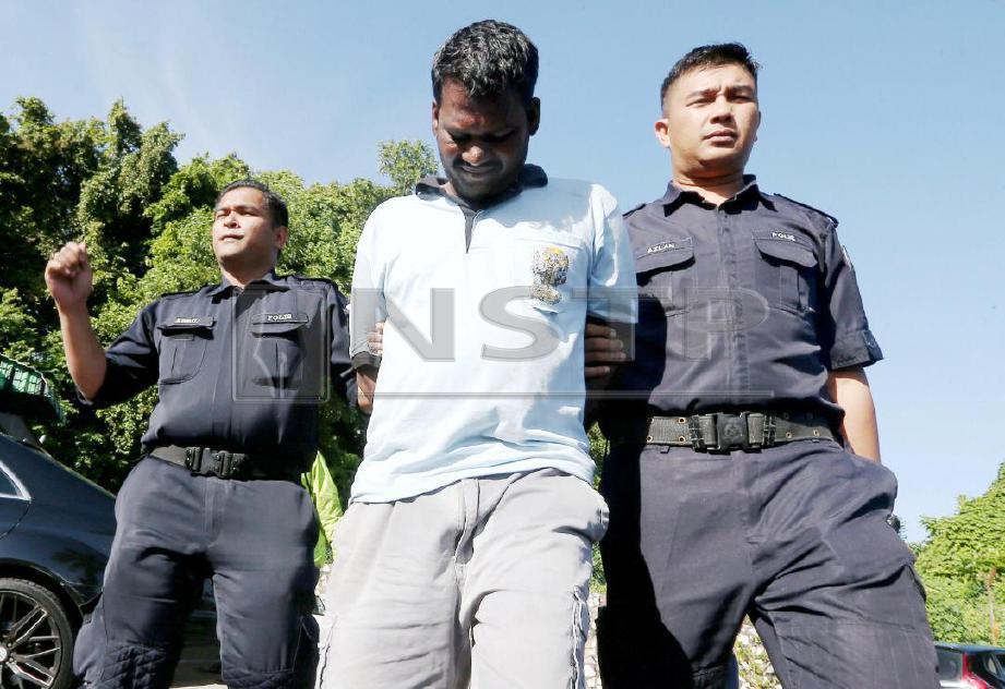TERTUDUH, K Panner Selvam, 36, mengaku tidak bersalah atas tiga pertuduhan menghalang dan mengaibkan dua anggota polis ketika dihadapkan ke Mahkamah Majistret Parit. FOTO Effendy Rashid