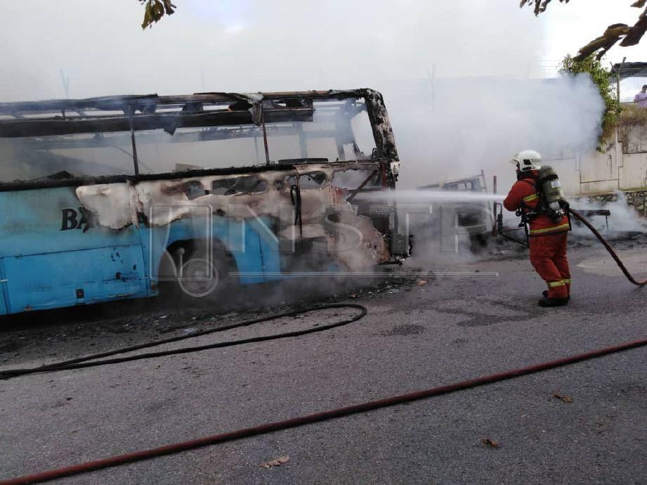 BOMBA memadamkan kebakaran bas di tempat kejadian. FOTO Ihsan Bomba.