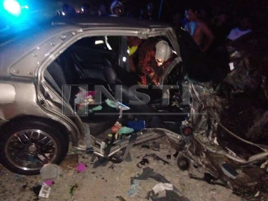 KEADAAN kereta Proton Wira yang remuk dalam kemalangan dengan sebuah bas di Batu 14 Lekir, Jalan Lekir-Sitiawan yang menyebabkan seorang parah dan dua lagi termasuk kanak-kanak perempuan kereta berkenaan cedera. FOTO Ihsan Bomba