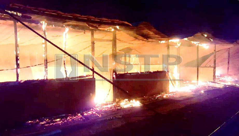 RUMAH kongsi 16 pintu pekerja kilang menternak ayam di Jalan Serusup, Tuaran, musnah dalam kebakaran. FOTO Ihsan Bomba