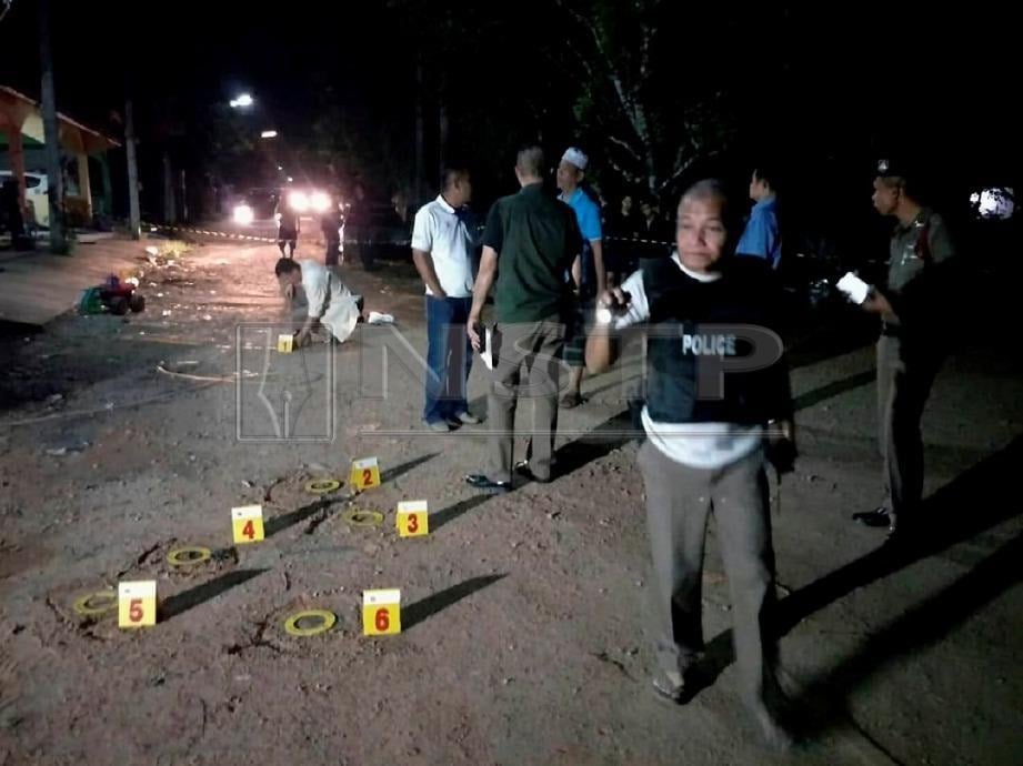 PASUKAN polis Thailand memeriksa lokasi seorang rakyat Malaysia maut manakala rakannya cedera ditembak di bengkel kereta di Lorong Pracha Ruam Jai, Jalan Prathan U, daerah Sungai Golok, Selatan Thailand, malam tadi. FOTO Ihsan Polis Thailand