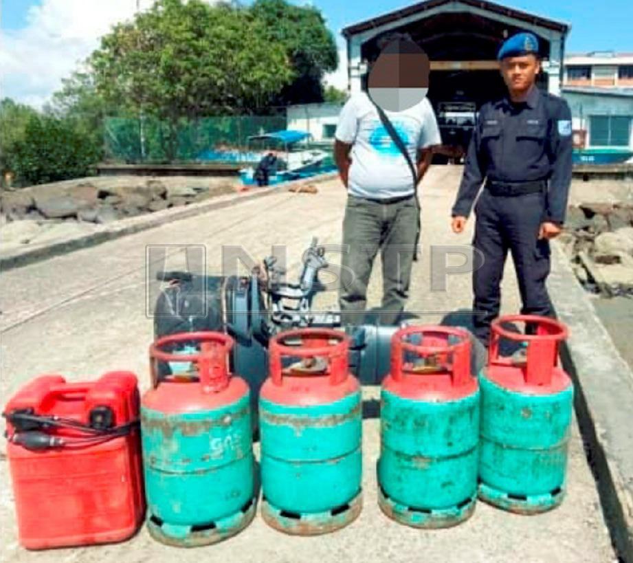 LELAKI tempatan ditahan Pasukan Polis Marin (PPM) menerusi Op Gelora kerana disyaki cuba menyeludup keluar tong gas petroleum cecair (LPG) di Tawau. FOTO Ihsan PPM