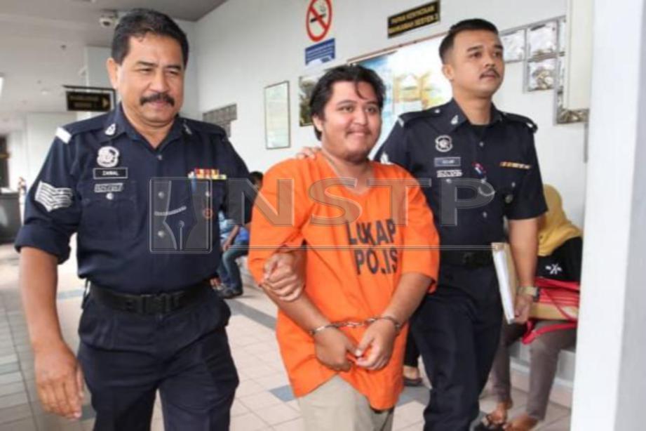 TERTUDUH, Syed Mohd Norhasrul Tuan Rosely, 30, diiringi anggota polis keluar dari mahkamah selepas mengaku tidak bersalah atas tuduhan memukul isterinya ketika didakwa di Mahkamah Sesyen, Ayer Keroh. FOTO Muhammad Zuhairi Zuber