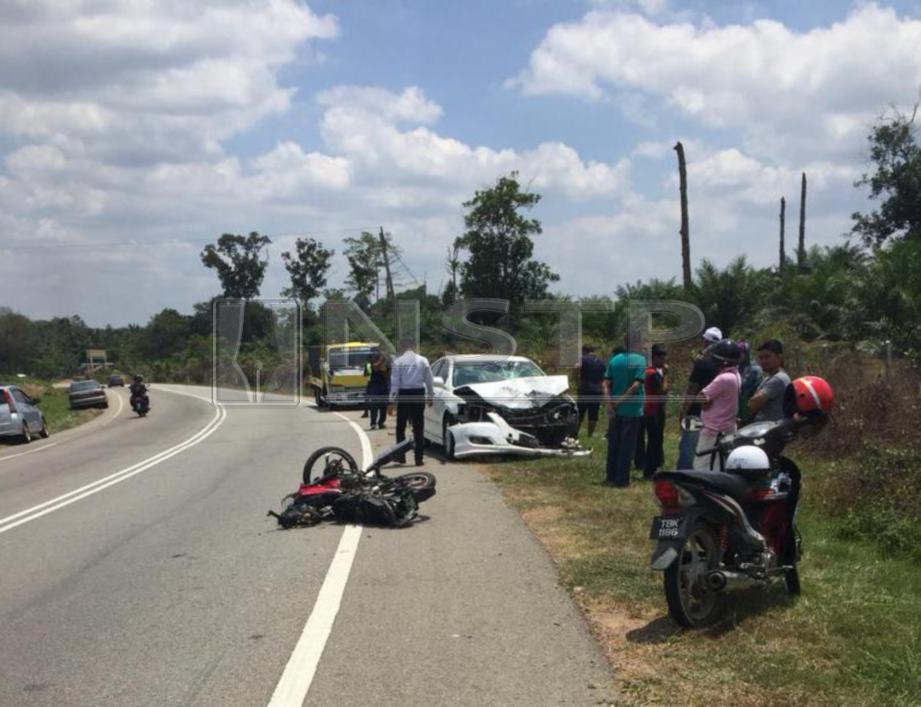 DUA penuntut UiTM Jengka maut selepas motosikal ditunggangi bertembung dengan kereta Toyota Camry di  Kilometer 22, Jalan Temerloh - Bandar Jengka, Sungai Nerek. FOTO Ihsan PDRM