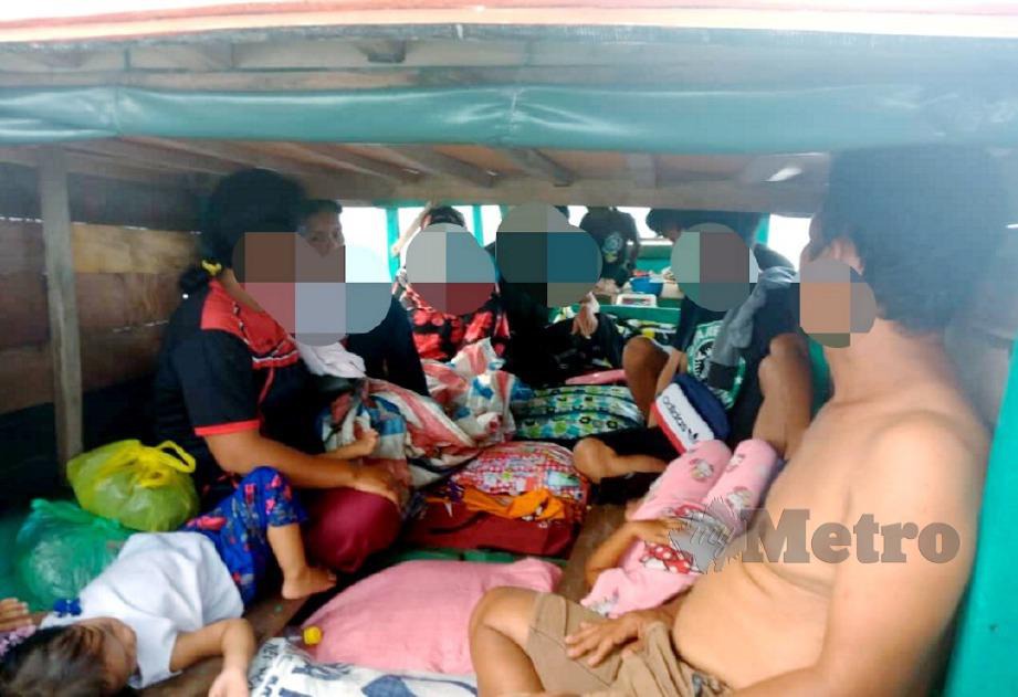 PASUKAN Polis Marin (PPM) tahan pendatang asing tanpa izin (PATI) ketika cuba menyusup masuk melalui kawasan perairan Singamata, 12.30 tengahari semalam di Semporna. FOTO Ihsan PPM
