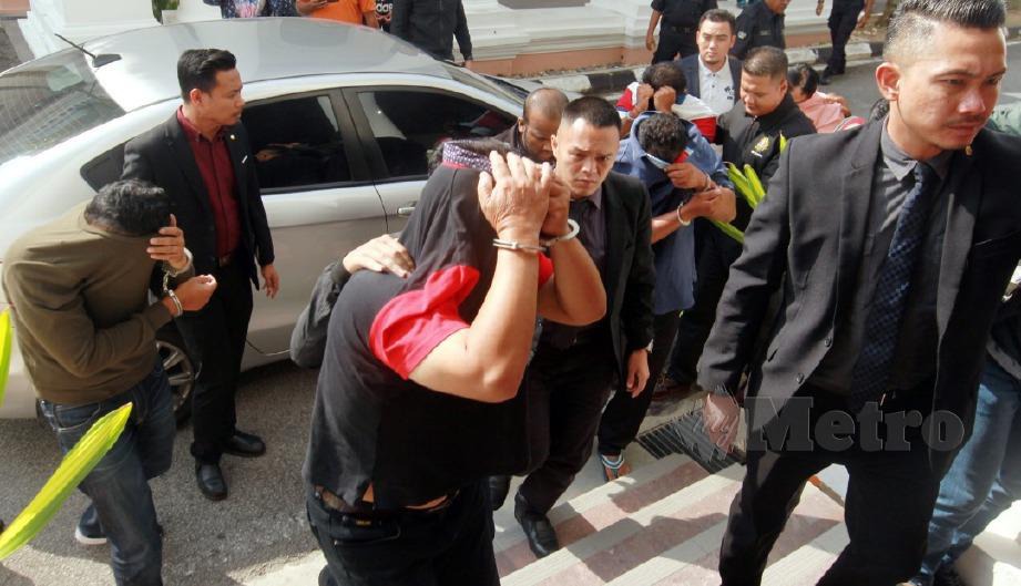 ANGGOTA Suruhanjaya Pencegahan Rasuah Malaysia (SPRM) membawa lima penguat kuasa Jabatan Pengangkutan Jalan (JPJ) untuk mendapatkan perintah tahanan reman di Mahkamah Georgetown. FOTO Danial Saad