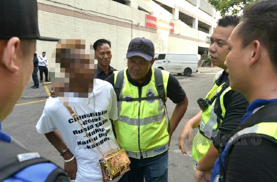 POLIS menahan seorang lelaki kerana tidak mempunyai dokumen pengenalan diri dalam Operasi Bersepadu Cegah Jenayah di Kota Kinabalu. FOTO Ihsan PDRM