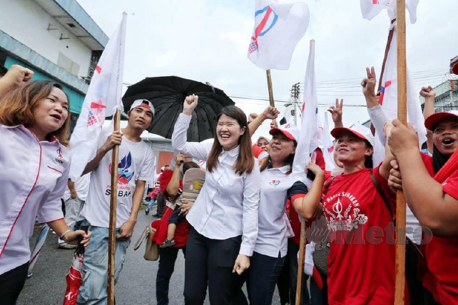 CALON Pakatan Harapan (PH) bagi Pilihan Raya Kecil (PRK) Parlimen P. 186 Sandakan, Vivian Wong Shir Yee bertemu penyokong sebelum ke pusat penamaan calon di Dewan Aktiviti SMJK Tiong Hua. FOTO Khairull Azry Bidin