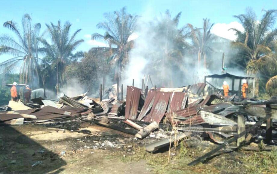 PASUKAN bomba memadam sisa kebakaran membabitkan empat rumah kuarters pekerja di Estet Karamata, Keningau. FOTO Ihsan Bomba
