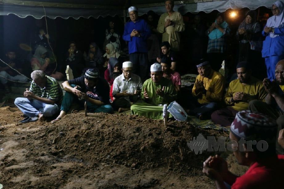 SUASANA majlis pengebumian jenazah Siti Kharina di Tanah Perkuburan Islam Kampung Tengah, Kuala Pilah. FOTO Iqmal Haqim Rosman