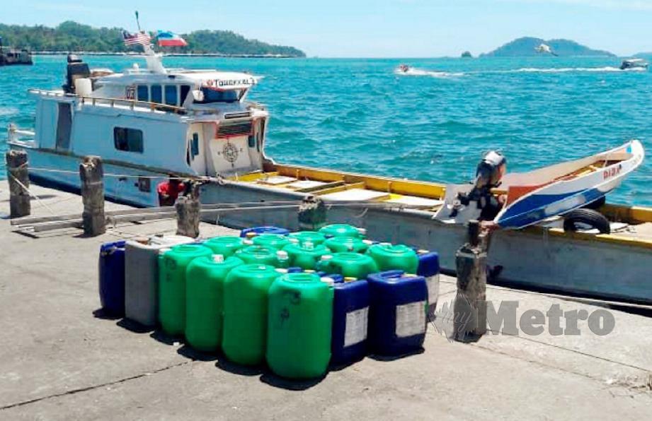 PASUKAN Polis Marin (PPM) berjaya merampas sebanyak 650 liter petrol dalam Operasi Terancang yang dilaksanakan di jeti Pasar Besar Kota Kinabalu. FOTO Ihsan PPM