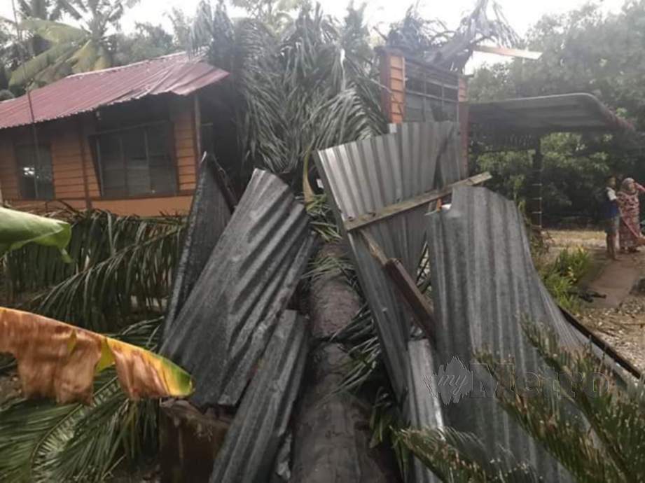 TIGA beranak berdepan detik cemas apabila kediaman mereka dihempap pokok kelapa sawit dalam kejadian ribut di Sungai Kelat, Muar, petang tadi.