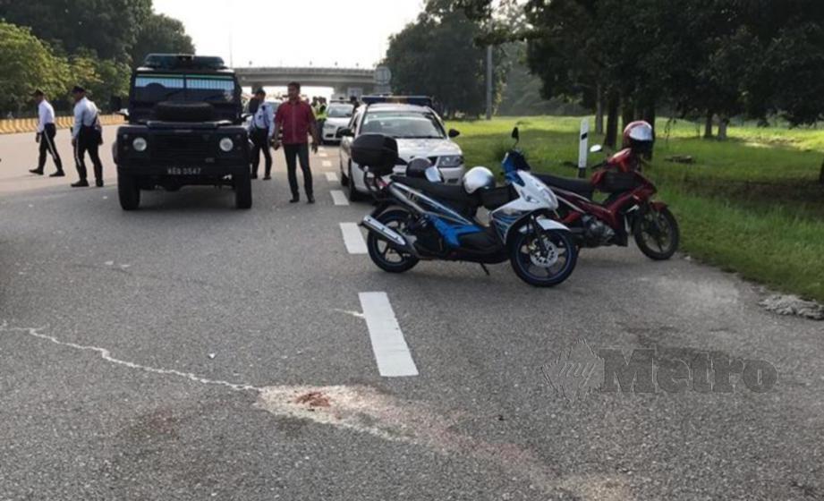 KETUA Polis Johor, Datuk Mohd Khalil Kader Mohd (kanan) melawat lokasi kemalangan mengorbankan Lans Koperal Mohd Ishraf Ismail, 27, dan menyebabkan rakan sepasukan parah, Lans Koperal Mohd Ishraf Ismail, yang meninggal dunia dirempuh motosikal ketika bertugas di Jalan Persisiran Perling Arah Iskandar Puteri. FOTO Ihsan PDRM