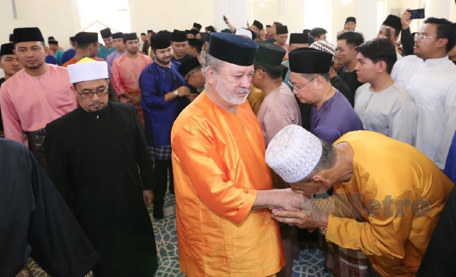 SULTAN Ibrahim diiringi Tunku Ismail yang berkenan berangkat menunaikan solat sunat Aidilfitri di Masjid Sultan Abu Bakar. FOTO Mohd Azren Jamaludin
