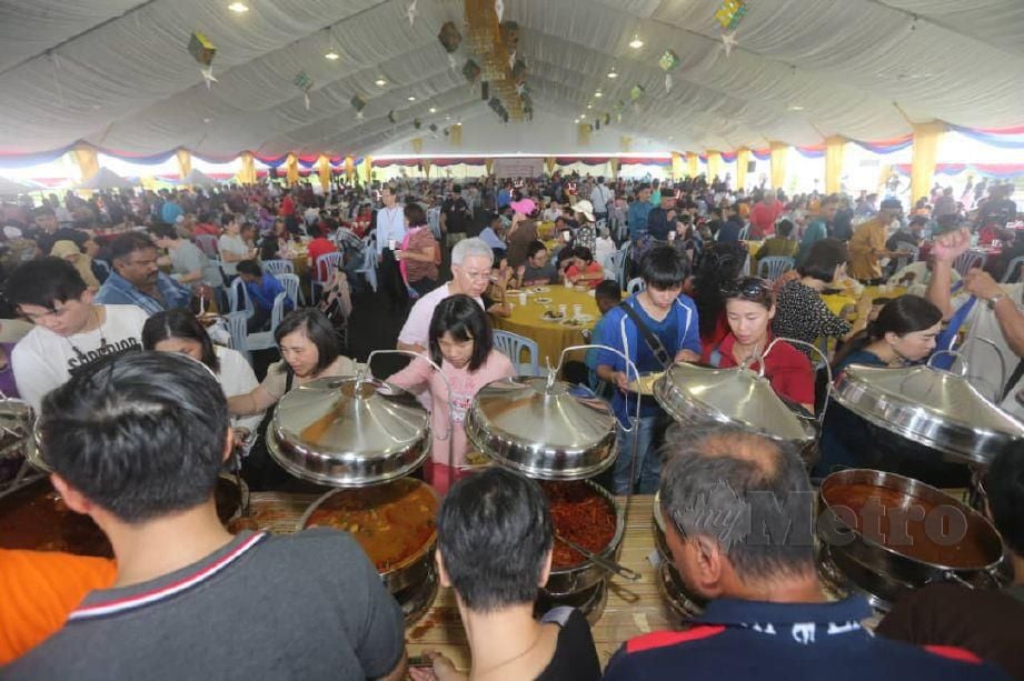 ORANG ramai mula menikmati makanan  pada Majlis Rumah Terbuka Hari Raya Aidilfitri Perdana Menteri dan Ahli Jemaah Menteri, di Putrajaya. FOTO Mohd Fadli Hamzah