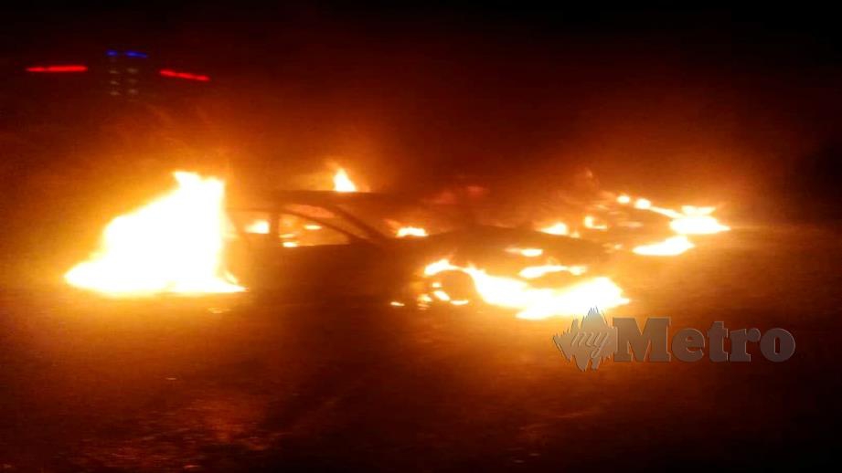 SEBAHAGIAN daripada lapan kereta terbakar di kawasan parkir sebuah bengkel di Jalan Maharajalela, Teluk Intan. FOTO IHSAN JBPM PERAK