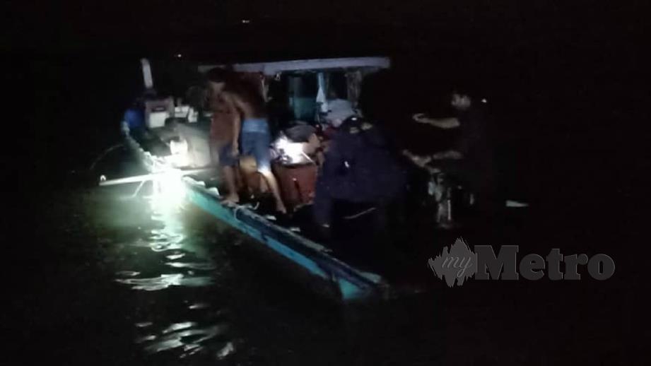 SEBUAH bot nelayan menjalankan aktiviti menangkap ikan menggunakan pukat tunda ditahan pada jarak 0.2 batu nautika dari pantai Kuala Sala. FOTO IHSAN APMM.