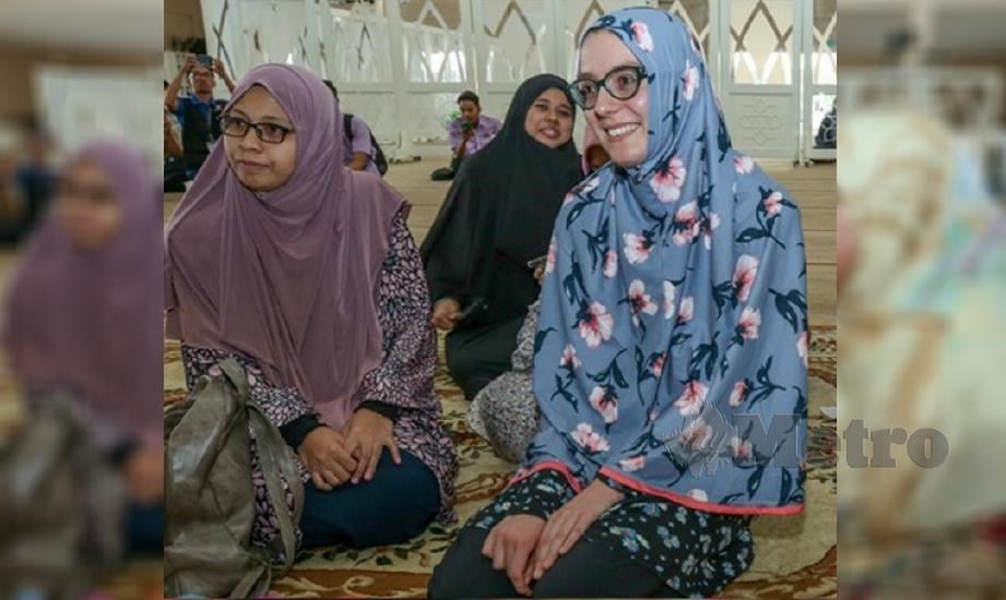 GIOVANNA (kanan) mengucap dua kalimah syahadah di Masjid UMT. FOTO IHSAN UMT