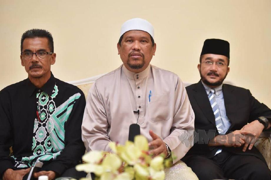 SATIFUL Bahari (tengah) bersama Mohd Zakri (kanan) dan Mustafar pada sidang media selepas merasmikan Seminar Kebangsaan:Jenayah Syariah Di Alam Siber. FOTO Ihsan UPDI