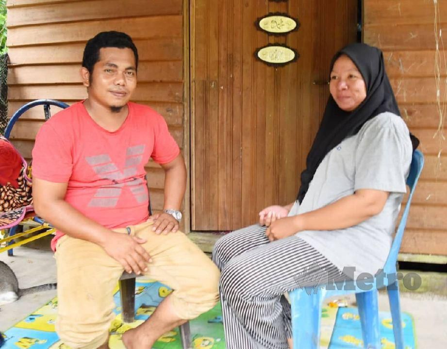 SUZANA bersama suami, Zulkarnain Ismail, 31 dan yang trauma dikejar harimau. FOTO Rosli Ilham