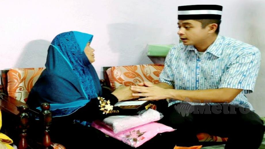 TENGKU Hassanal Ibrahim Alam Shah Al-Sultan Abdullah menyampaikan sumbangan kepada Siti Hussin etika berkunjung ke rumahnya selepas dilanda ribut. FOTO ROSELAN AB MALEK