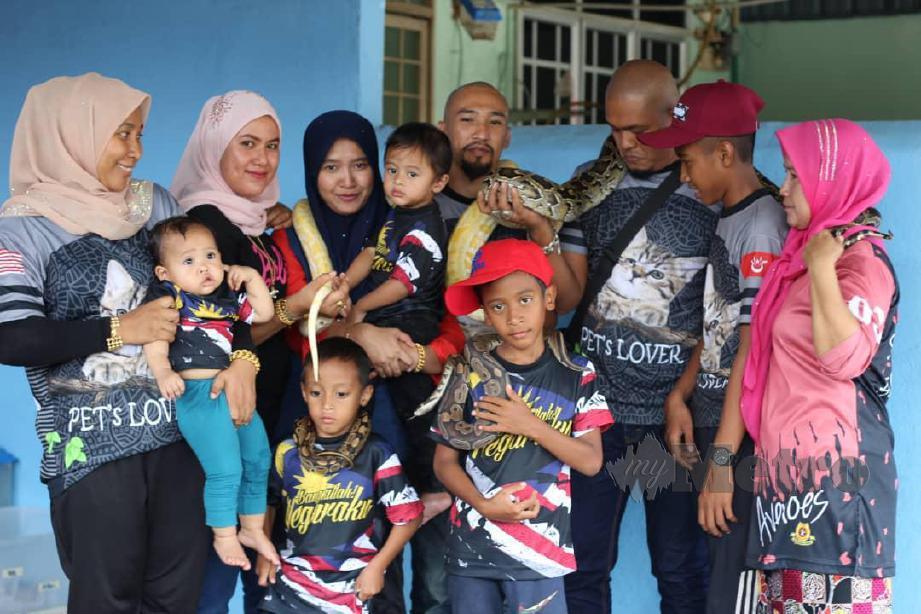 MOHAMAD Saifullah bersama anak saudara dan keluarga di Kampung Pengkalan Chepa. FOTO Noramalina Alias